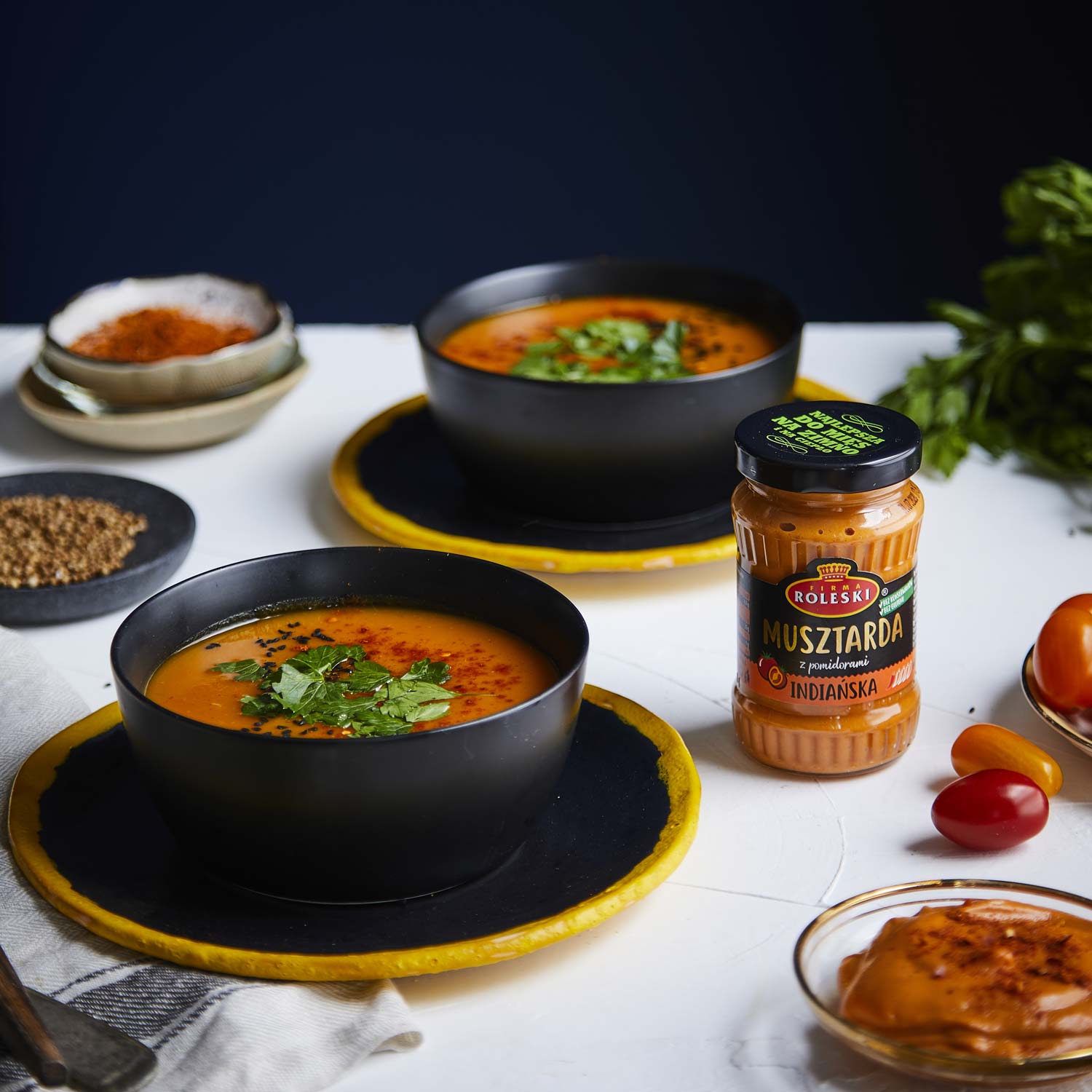 Wegańska zupa dyniowo-pomidorowa z dodatkiem musztardy indiańskiej i czarnuszki