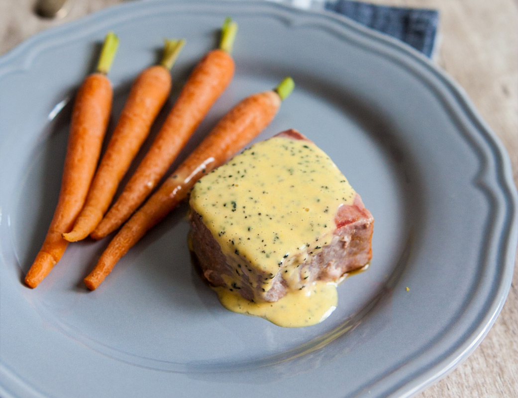 Stek z tuńczyka na marchewce z dressingiem z marakui